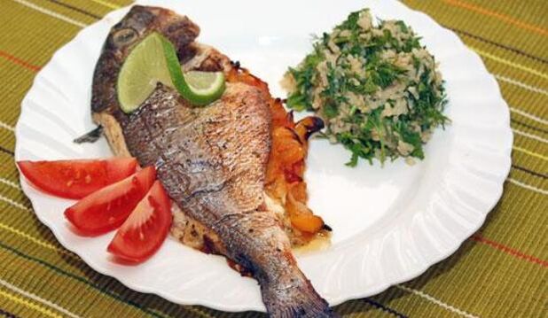 Lean fish mixed with salad in the diet menu of gout patients