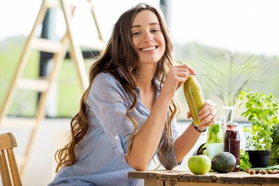 girl drinking green weight loss smoothie