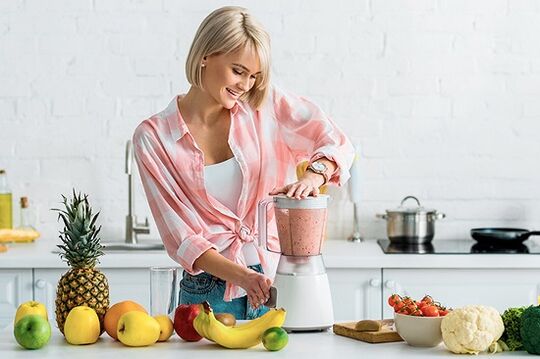 girl preparing smoothie for weight loss in blender
